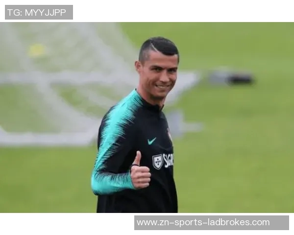 C罗社交媒体分享新造型清爽寸头引发粉丝热议